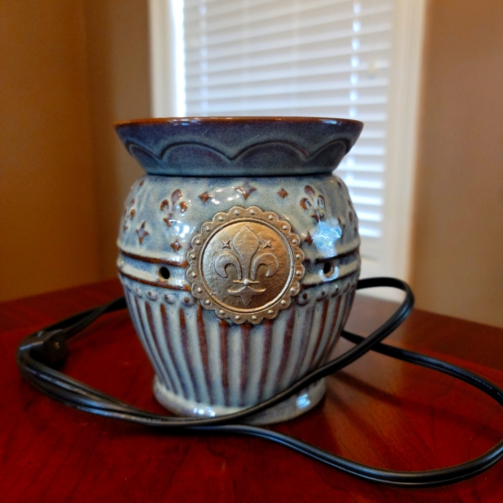 Scentsy Fleur De Lis Wax Warmer